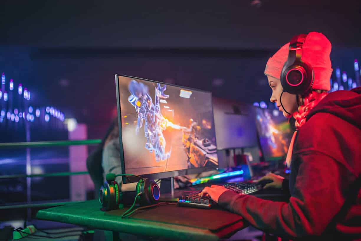 Amigos jugando juegos de computadora