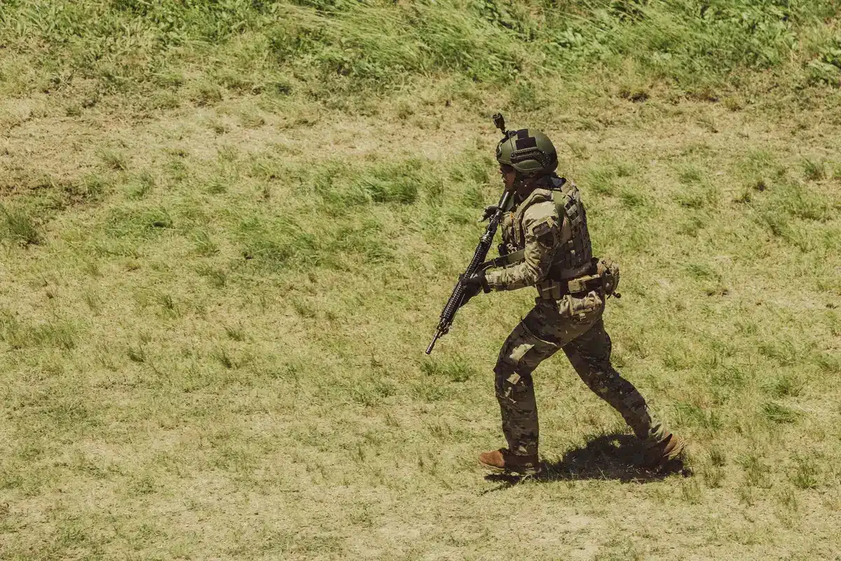 Interfaz de combate táctico isométrico con personajes ranas en batalla estratégica