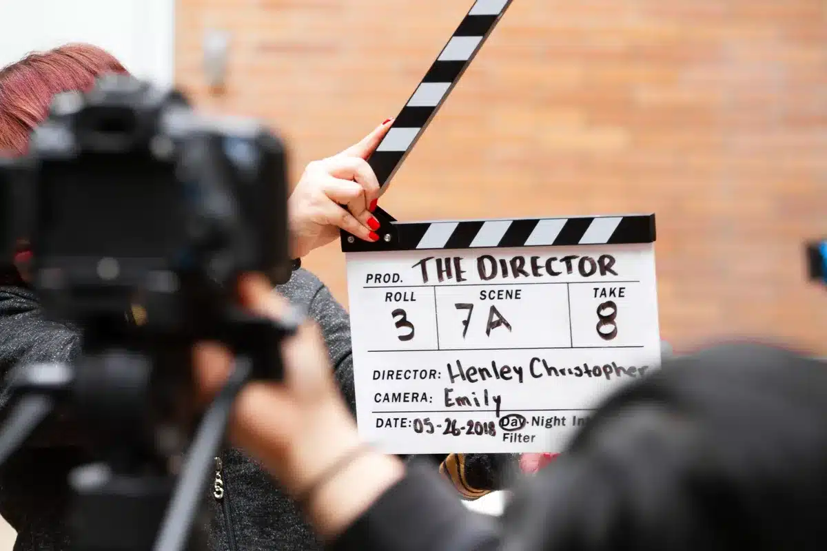 Equipo de producción cinematográfica y accesorios de set en los años 70