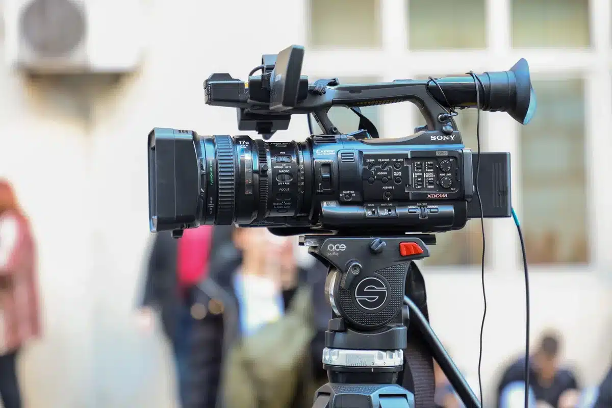Persona grabando vídeo profesional con estabilización en movimiento
