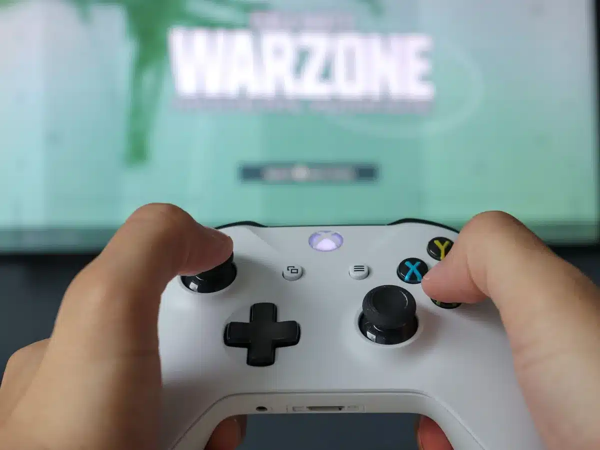 Controlador de consola durante sesión de juego en pantalla