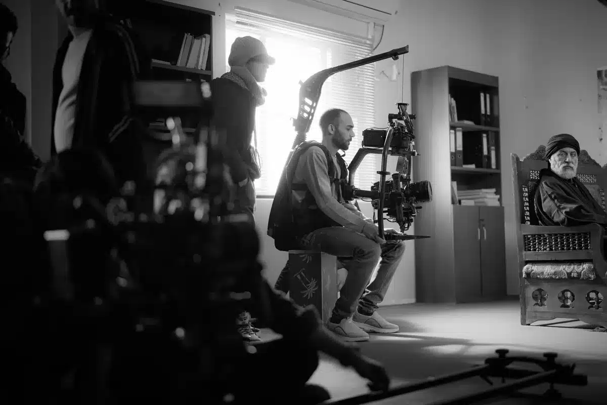 Marioneta de Coyote en set de filmación con técnica de animatrónica y accesorios intercambiables