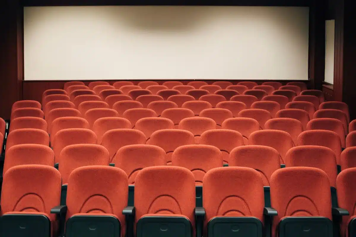 Sala de cine parcialmente vacía mostrando fatiga de audiencia hacia las secuelas