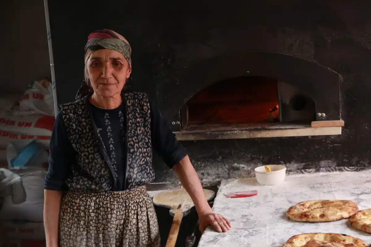 Familia reunida en una panadería local, espacio cálido donde ocurren los momentos cotidianos