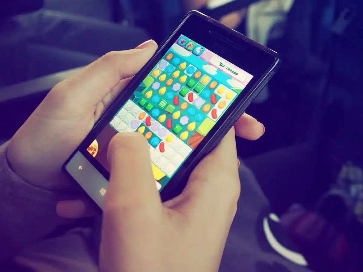 Pantalla de un juego móvil mostrando controles táctiles y mecánicas de pintura interactiva