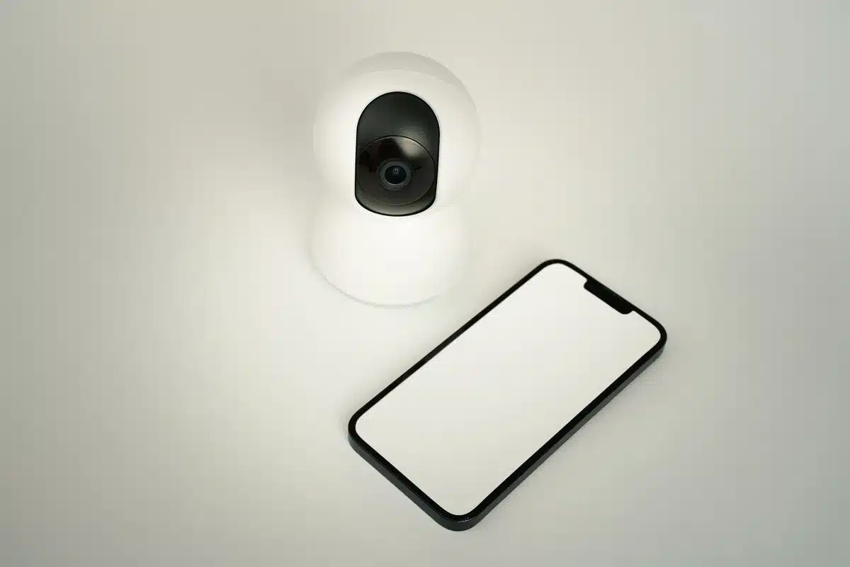 Teléfono inteligente mostrando interfaz de cámara con funciones de fotografía computacional e IA