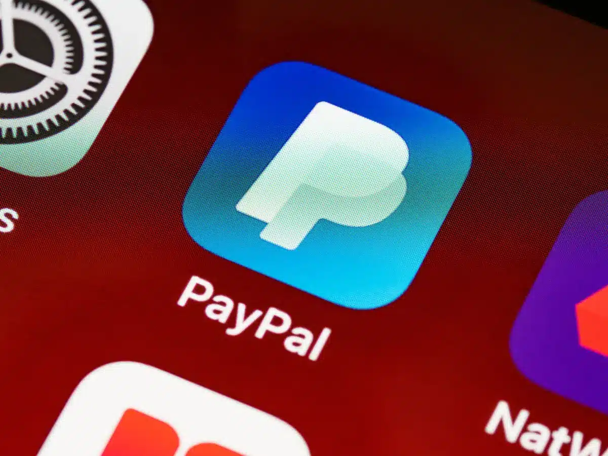 Pantalla de teléfono mostrando opciones de pago y catálogos de aplicaciones diferentes