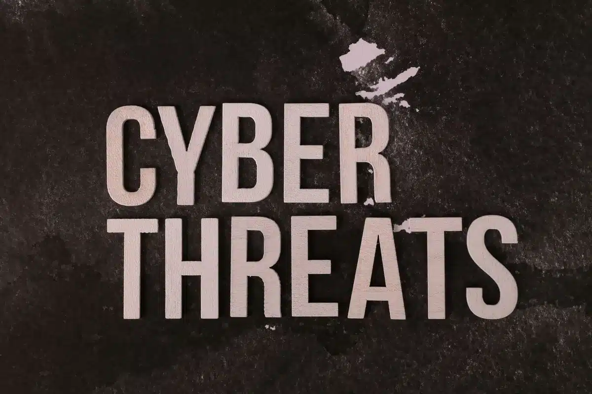 Símbolo de seguridad digital y protección contra malware en pantalla de computadora