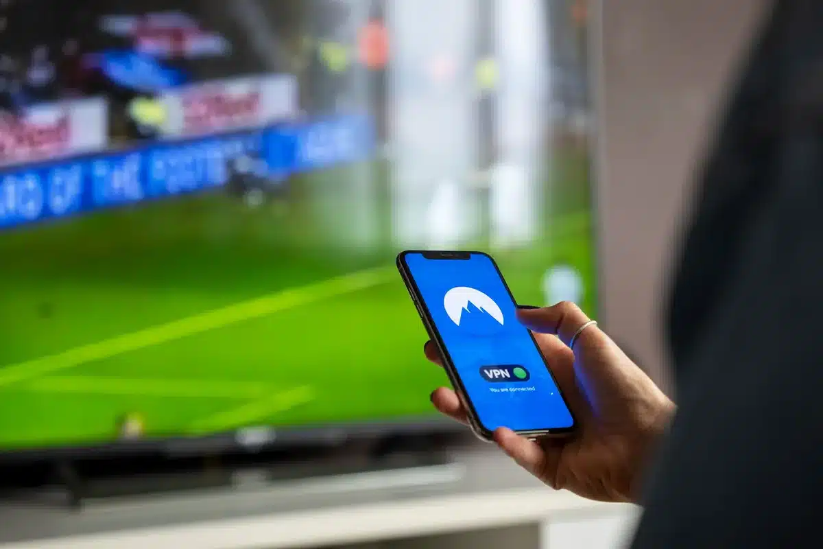 Persona viendo una serie en una pantalla de televisión en casa