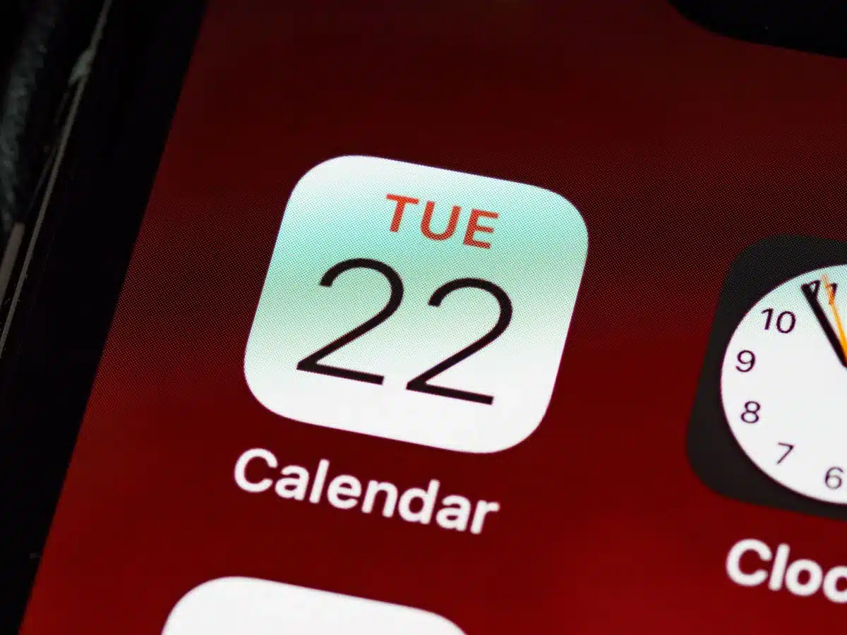 Pantalla de bloqueo de iPhone mostrando widgets contextuales y sugerencias personalizadas