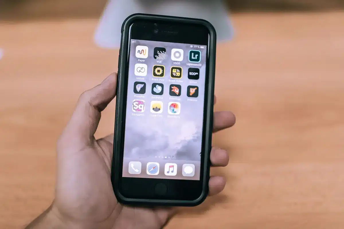 Interfaz de edición de fotos en iPhone con herramientas de eliminación de objetos y relleno generativo