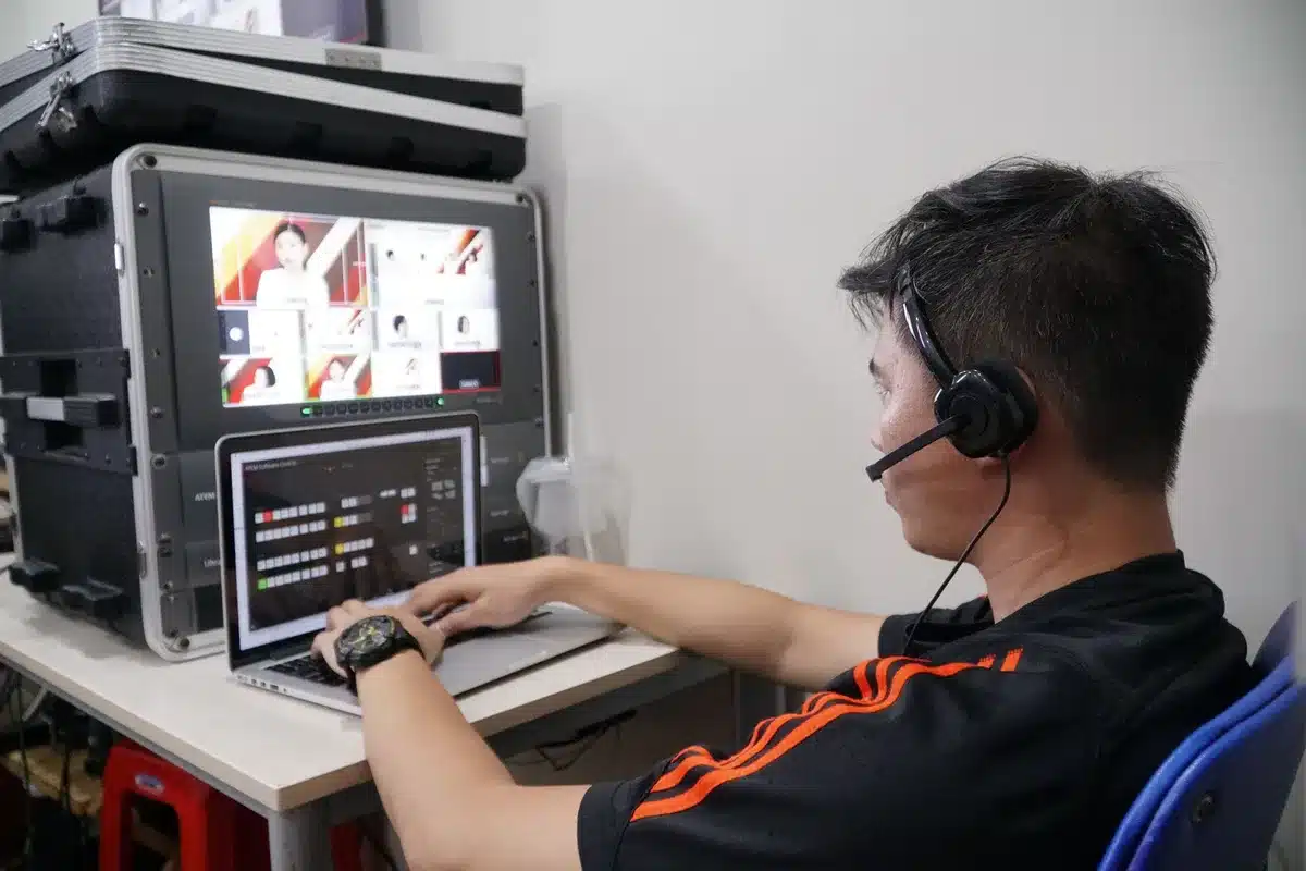 Equipo de producción televisiva trabajando en la distribución de contenido digital