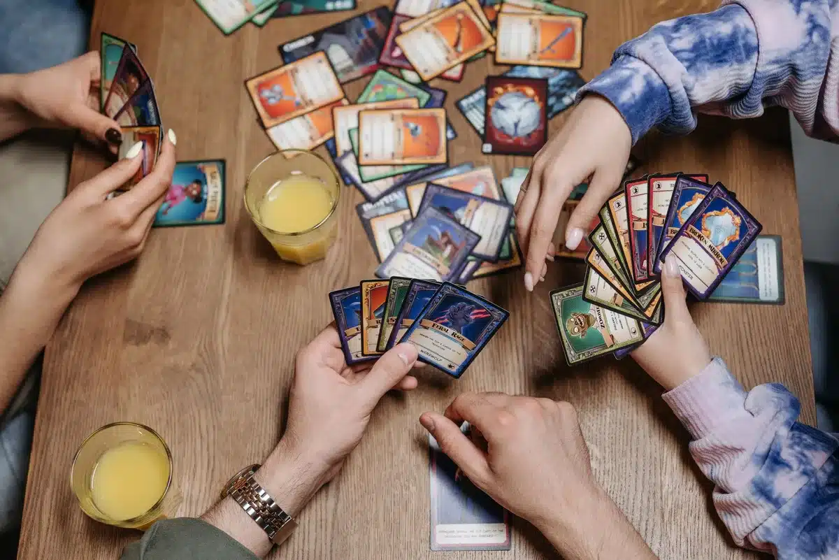 Cartas y dados dispuestos en una mesa para construir un mazo de juego