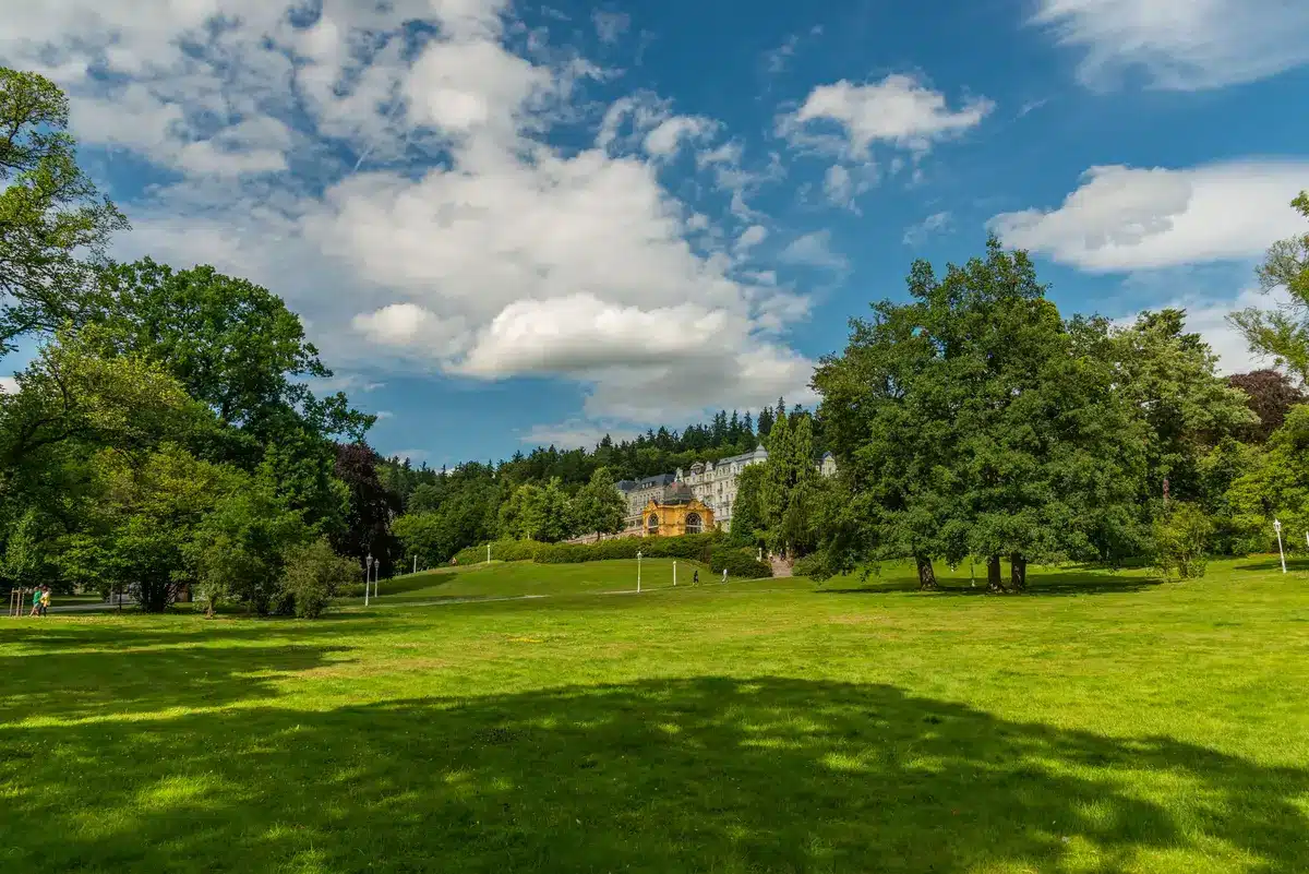 Exterior de una mansión escocesa rodeada de paisaje montañoso y vegetación