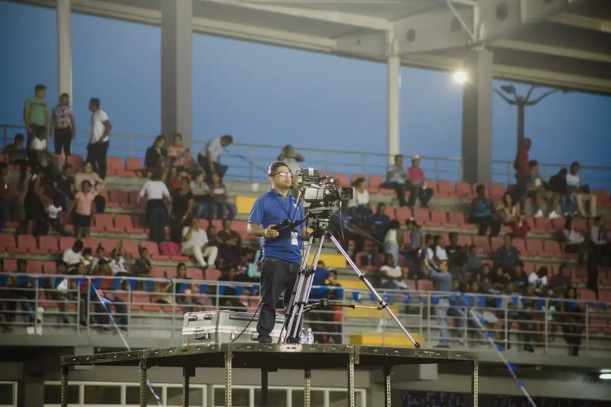 Audiencia concentrada viendo un programa de televisión en vivo