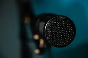 Estudio de televisión con micrófono en un escenario vacío, iluminación profesional