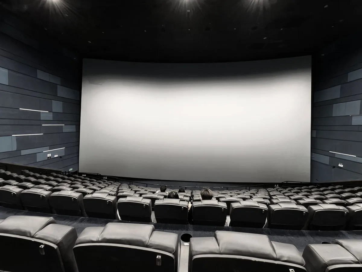 Calendario con fechas clave de estrenos de películas en cines y plataformas de streaming