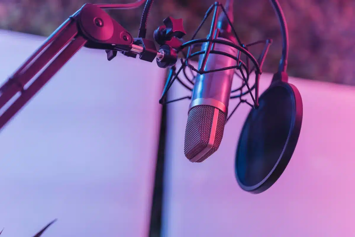 Estudio de doblaje con micrófono profesional para grabación de voces en películas animadas