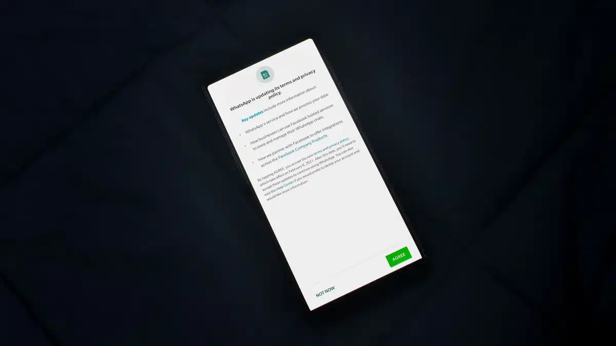 Pantalla de teléfono mostrando notificación de actualización de seguridad disponible