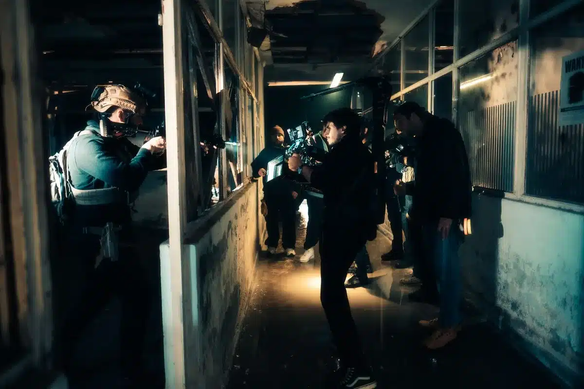Director en el set dirigiendo a los actores durante la grabación de una escena de thriller de terror