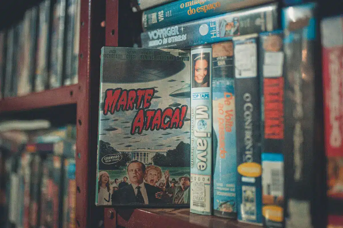 Fotograma de una película de horror de los años 80 con elementos de cine de culto