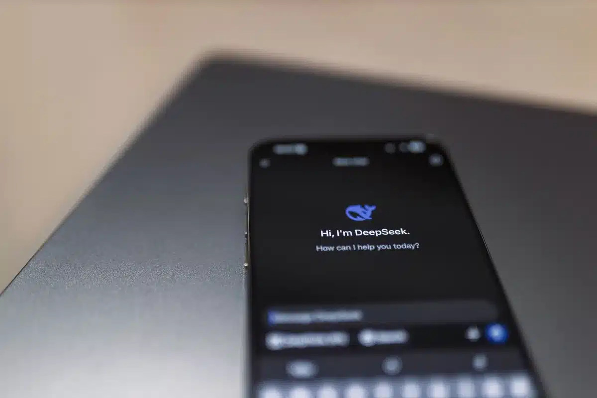 Interfaz de asistente de IA en smartphone mostrando capacidades de comprensión contextual