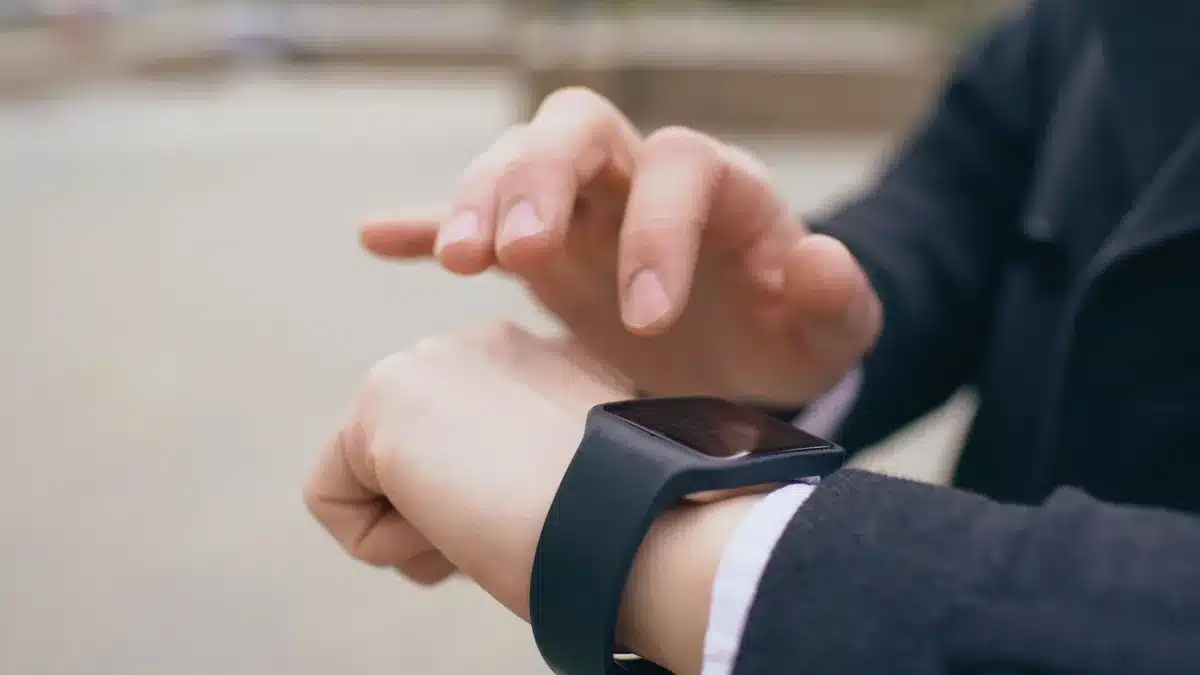Reloj inteligente mostrando métricas de salud y frecuencia cardíaca en la pantalla