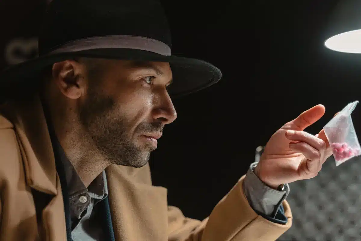 Plano de set de rodaje moderno con actores en escena de tensión dramática