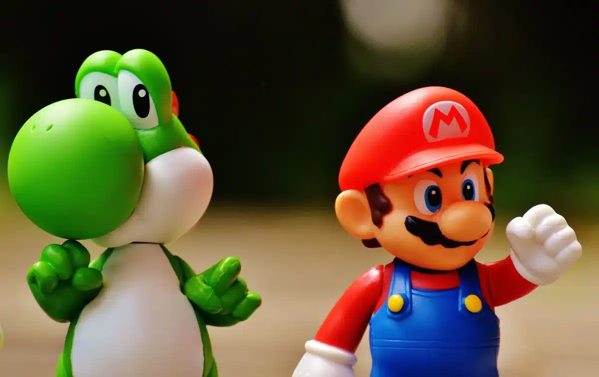 Escena de diálogo entre dos personajes en la pantalla de un videojuego narrativo