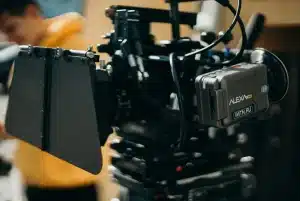 Equipo de producción cinematográfica preparando equipos en un set de rodaje