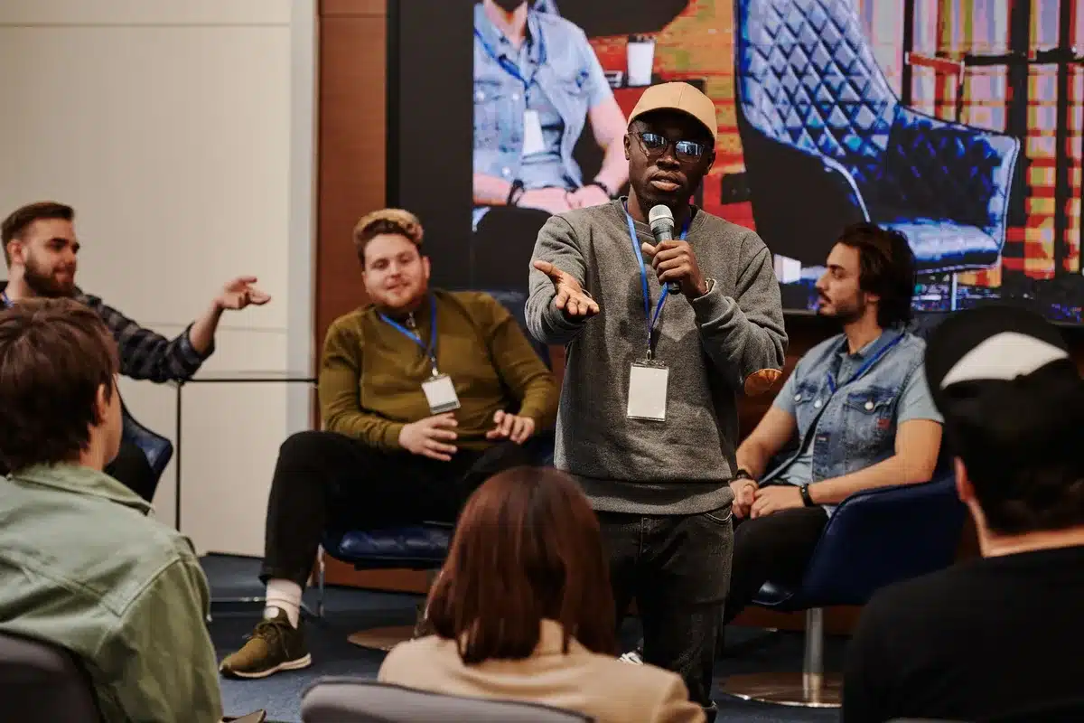Creadores de contenido digital en un panel de discusión frente a una audiencia atenta