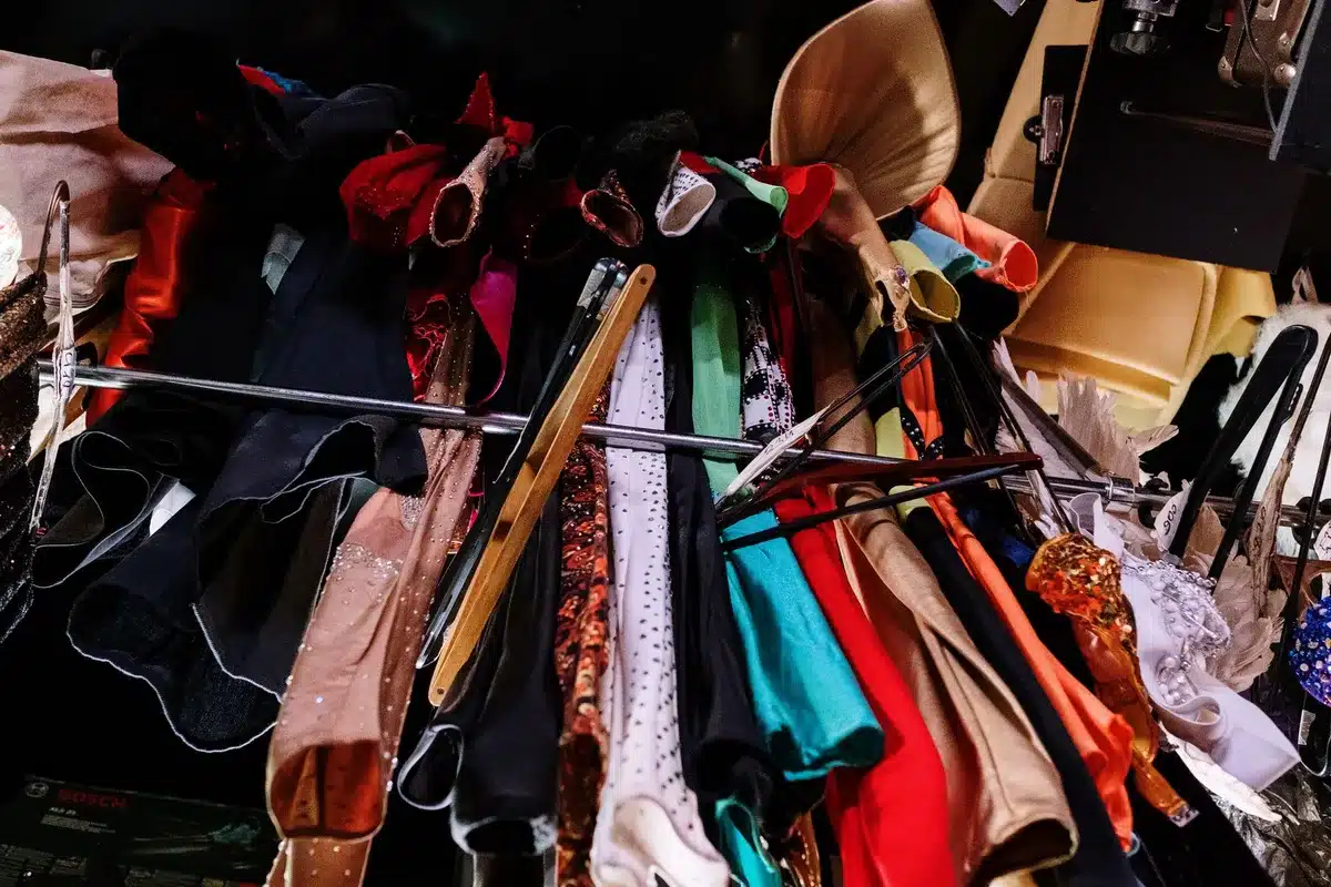 Diseñador de vestuario trabajando con prendas envejecidas y desgastadas para una película