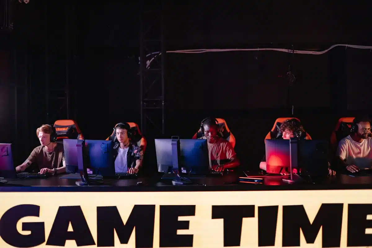 Analista de mercado observando gráficos de tendencias de la industria de videojuegos