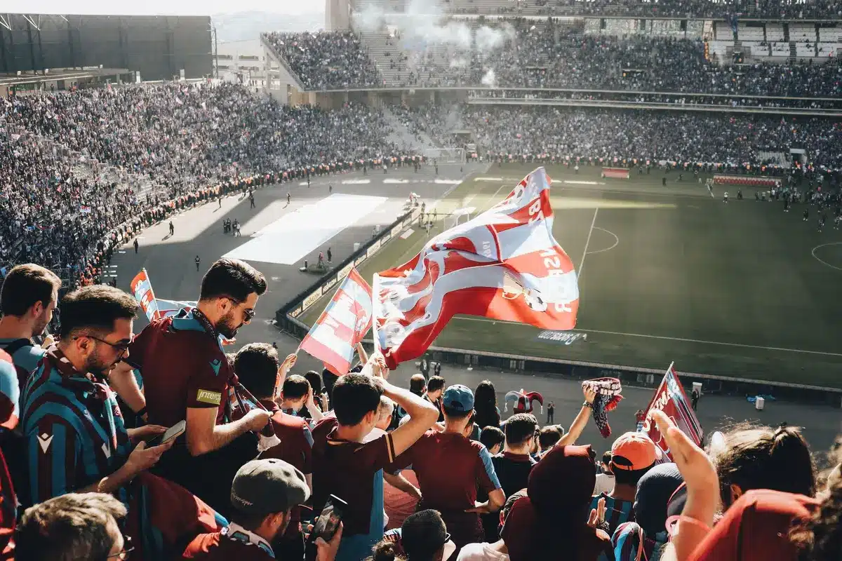 Multitud en estadio viendo partido de fútbol americano