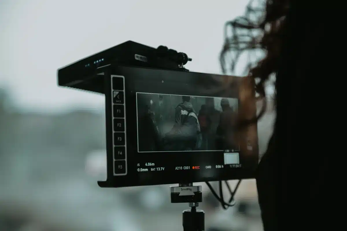 Monitor de producción mostrando fotogramas de una serie con elementos musicales superpuestos