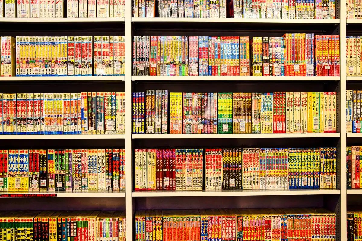 Tomos y capítulos de manga apilados en orden de publicación