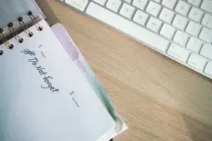 Páginas de manga y calendario mostrando fecha de pausa
