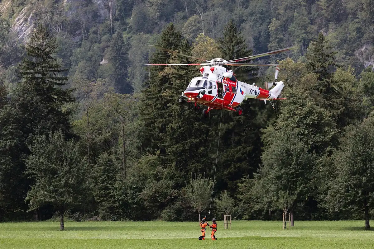 Equipo técnico trabajando en una pista de obstáculos durante montaje