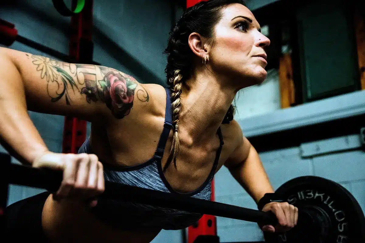 Atleta entrenando en gimnasio con obstáculos similares a American Ninja Warrior