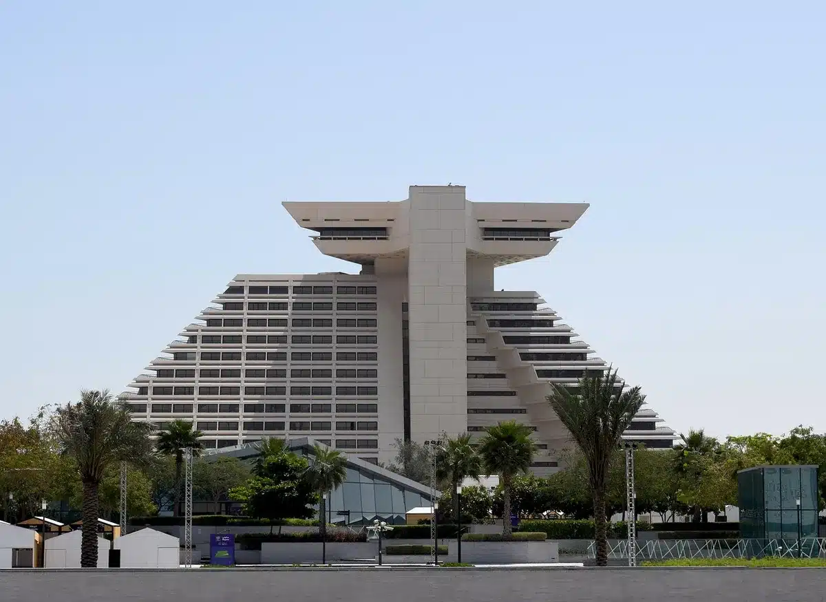 Colas y movimiento en zonas de convención y hoteles durante un gran evento