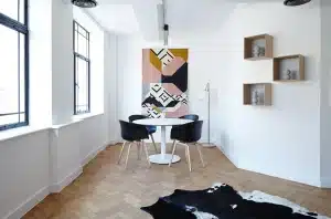 Sala moderna con televisor encendido y mandos en la mesa