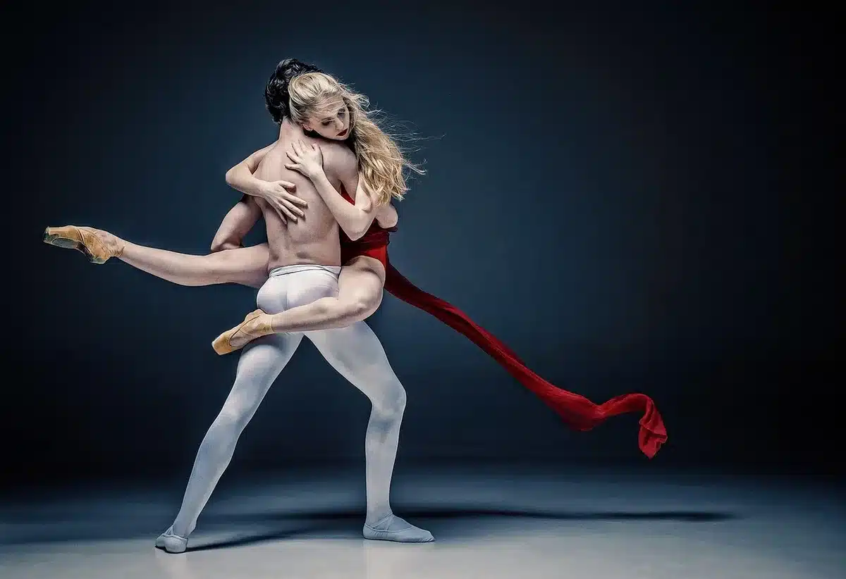 Un estudio de baile vacío con zapatillas y luces, evocando ensayos antes del programa
