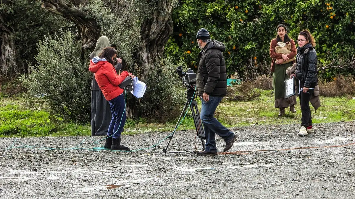 Escena de rodaje con equipo técnico y actores durante la producción cinematográfica