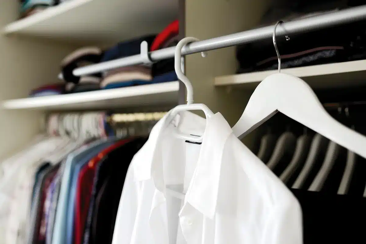 Pruebas de vestuario y diseño de trajes en un set de cine