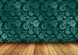 Silueta frente a una sala de guionistas con pizarra y guiones sobre la mesa