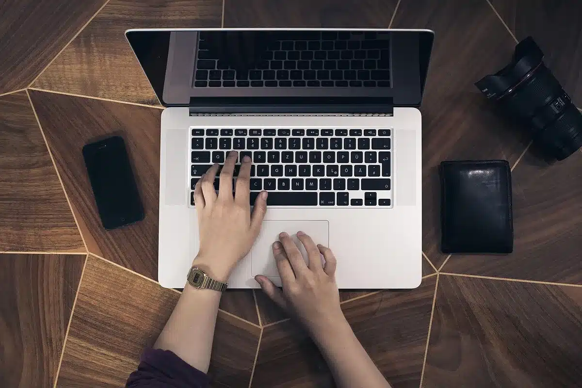 Ajustes de privacidad y control de datos en la pantalla de un móvil