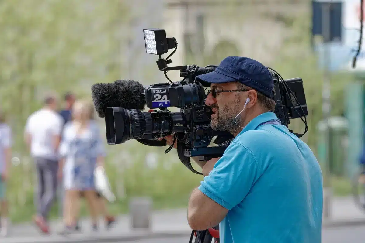 Equipo de producción trabajando en la grabación de una serie televisiva