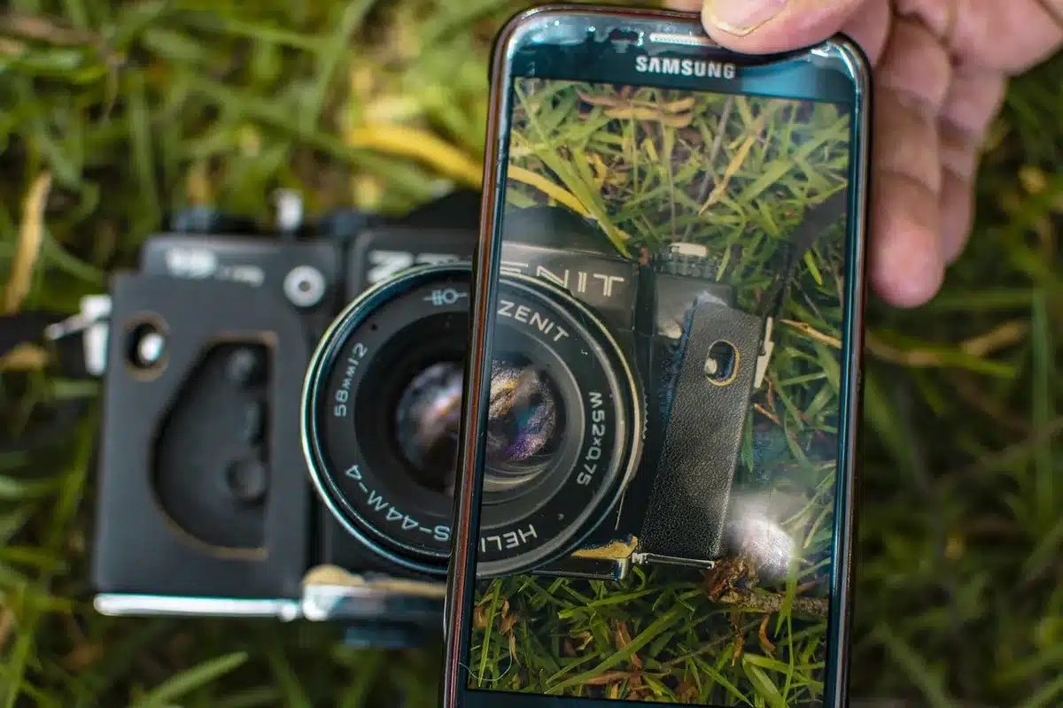 iPhone camera app interface showing histogram display and focus peaking visualization with color-coded focus zones