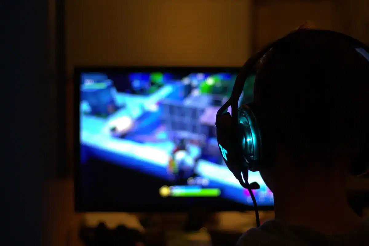 Comunidad de jugadores viendo contenido de juego en redes sociales