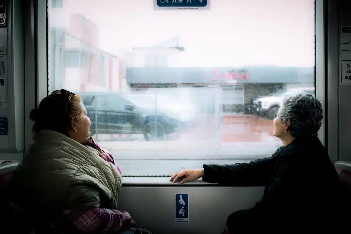 Personas mayores en un centro viendo una película elegida por ellos